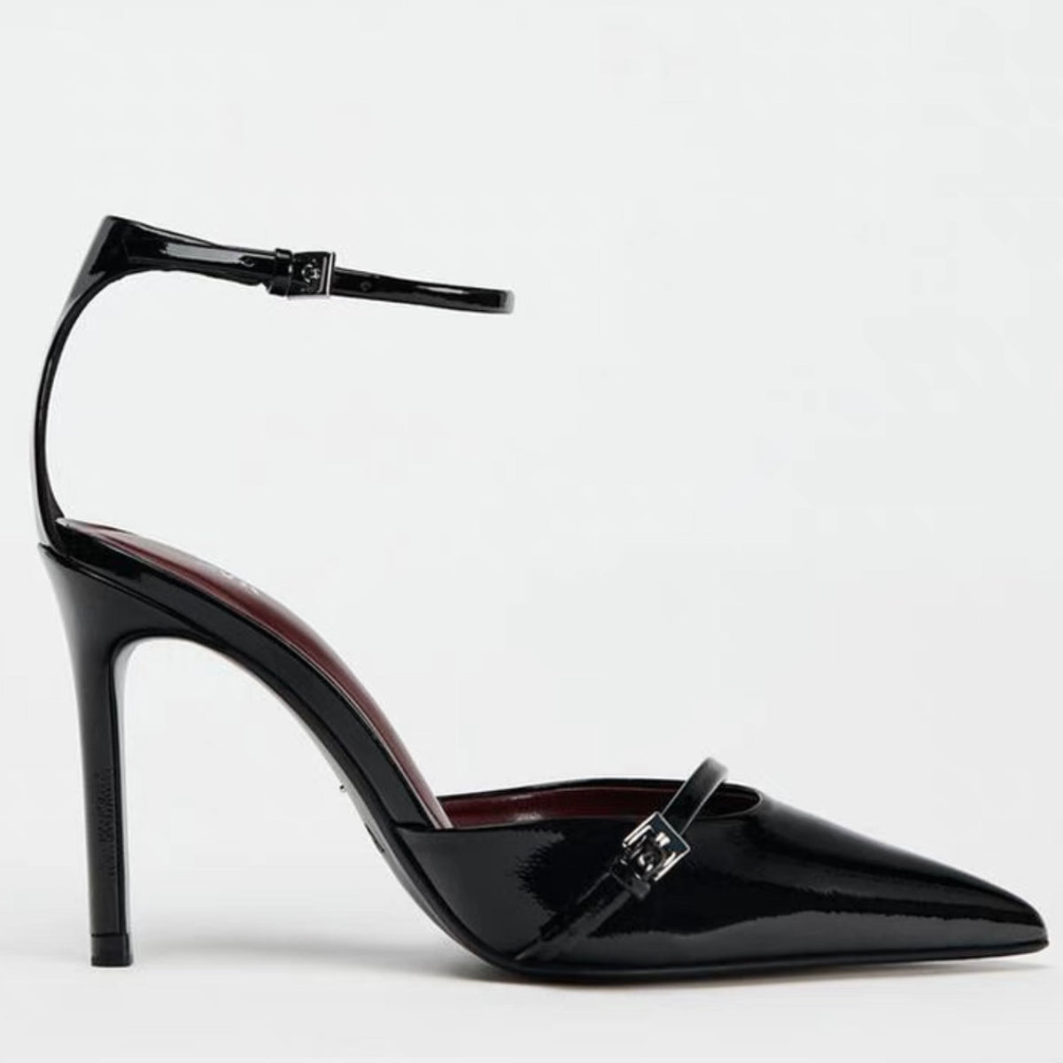 ABSATZSCHUH MIT RIEMEN UND SCHNALLE