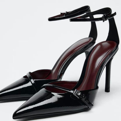 ABSATZSCHUH MIT RIEMEN UND SCHNALLE